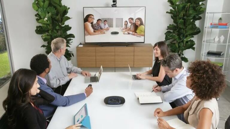 Logitech Group reunion con televisor de fondo